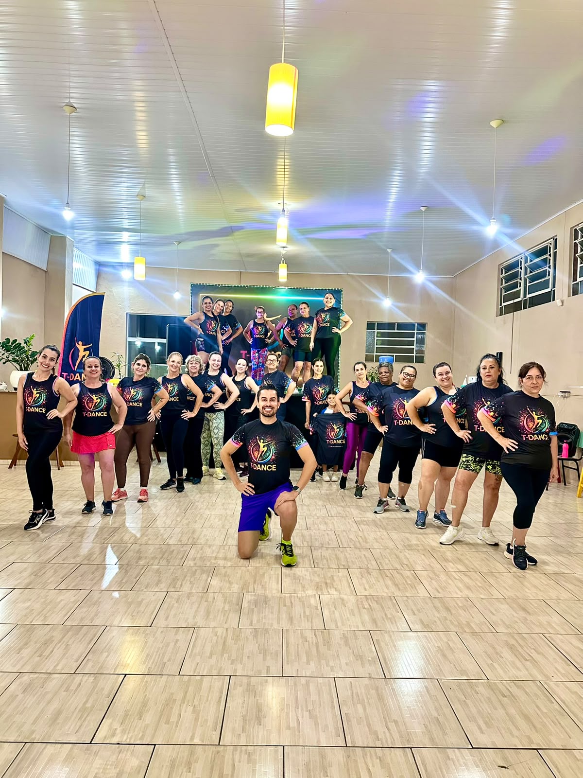 Turma oficial T-DANCE com uniforme preto