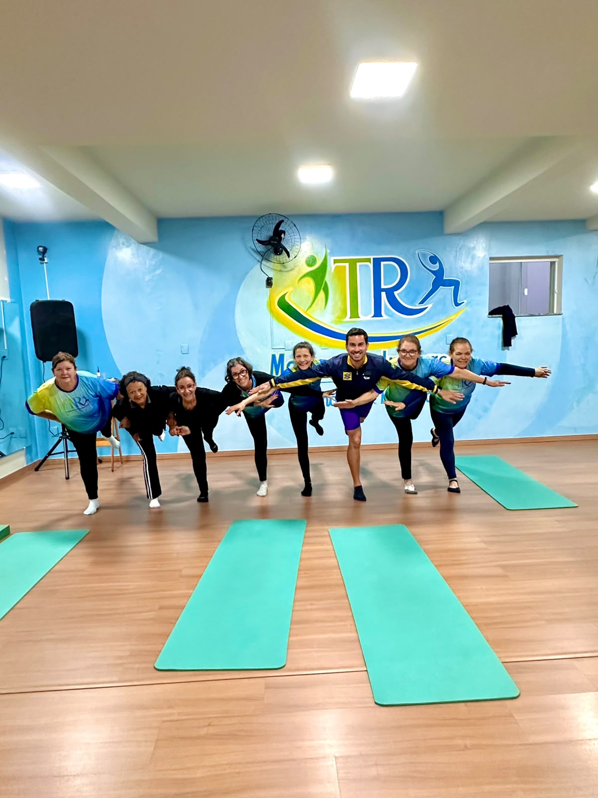 Alunas e Timóteo Braga em aula de equilíbrio e Pilates Solo